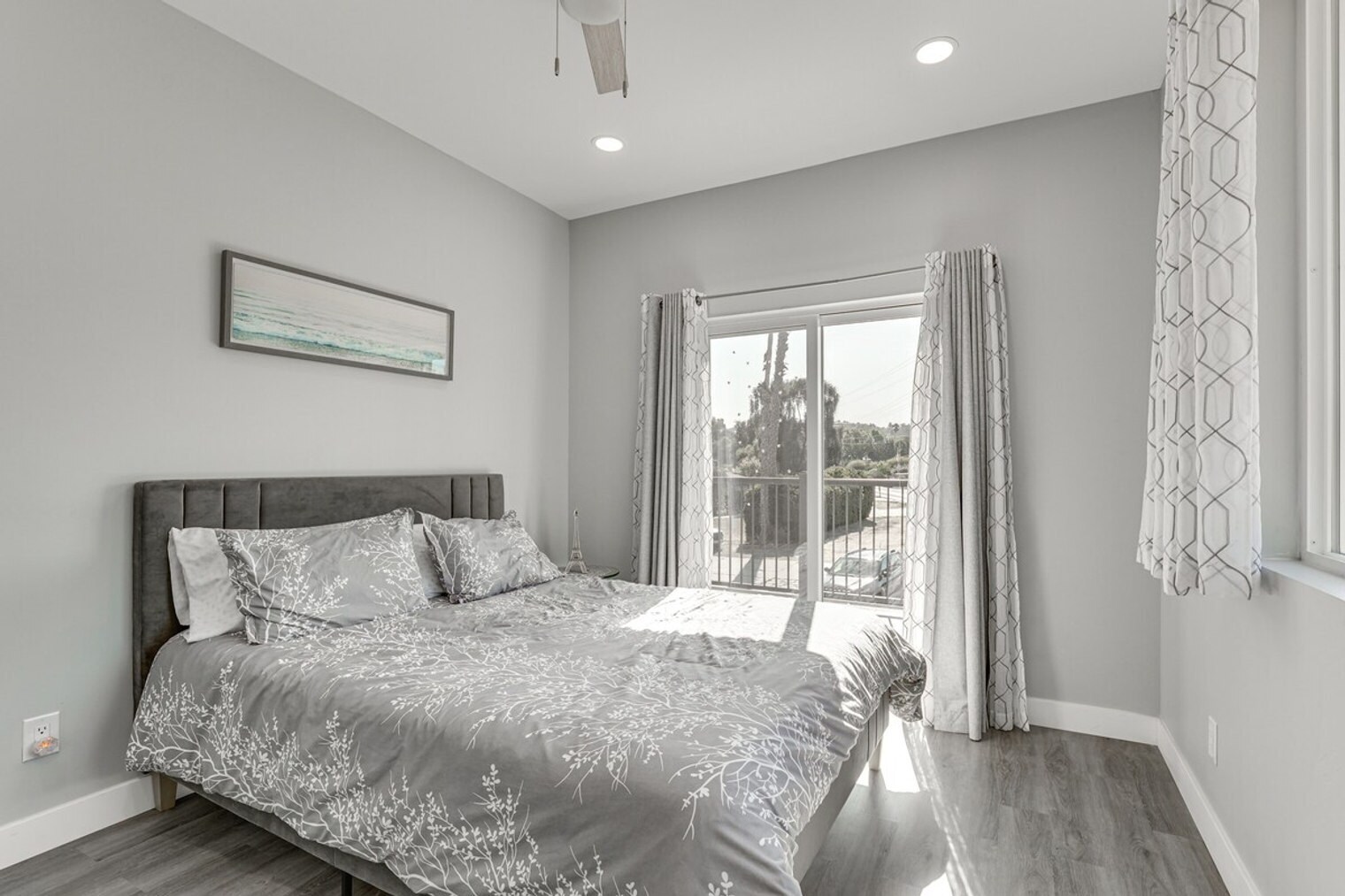 Building Photo - 2022 Avenida Del Diablo