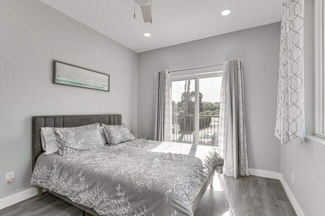 Building Photo - 2022 Avenida Del Diablo