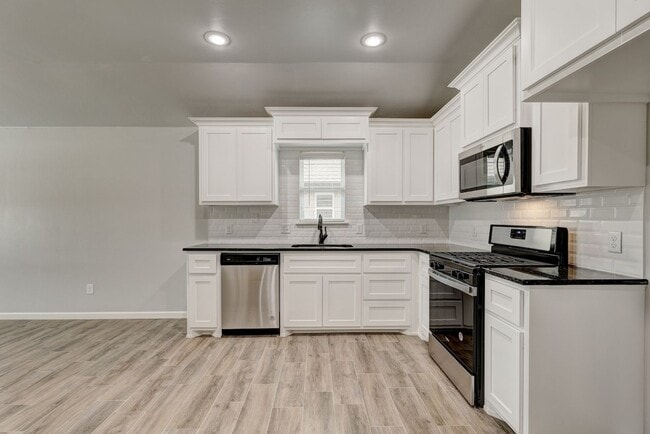 Building Photo - 710 League Cir