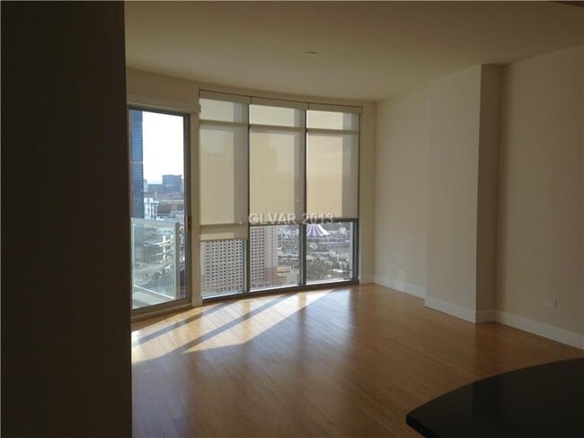 Building Photo - High Rise Unit with Strip Views