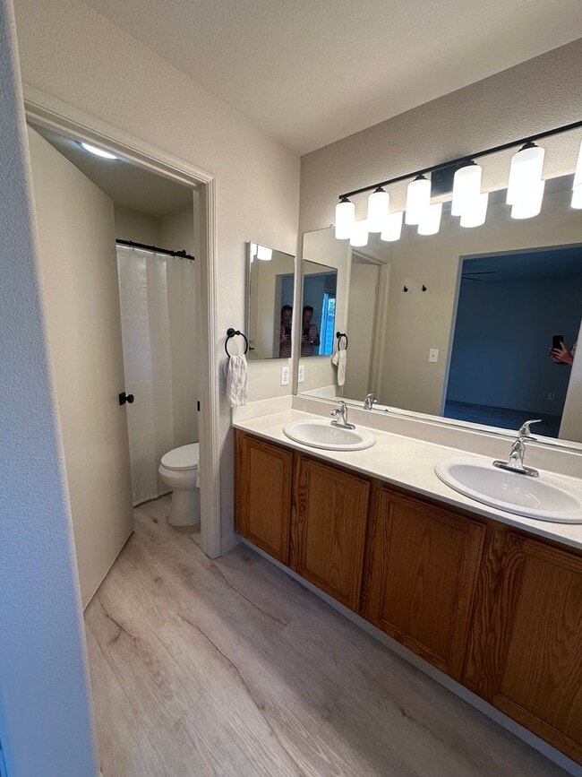 Building Photo - Remodeled 3 bedroom 2 bathroom home locate...