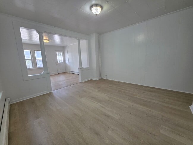 Building Photo - Beautiful Waterside 3 bedroom Single-Family Home - Catskill, NY