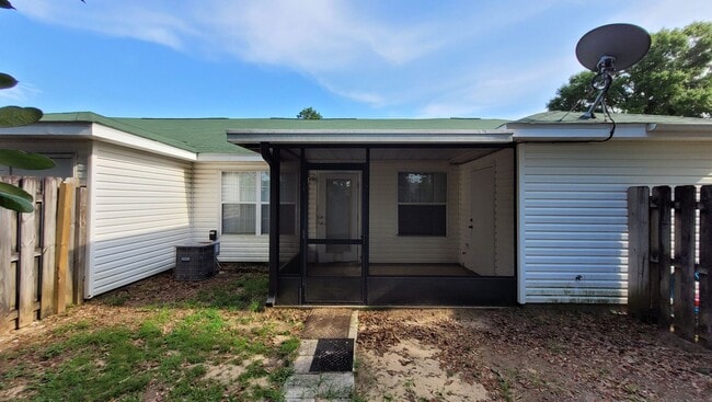 Building Photo - 2 bedroom 1 bath townhouse available for r...