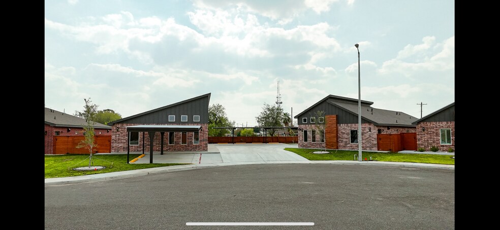 Building Photo - 1007 Hidden Hills St