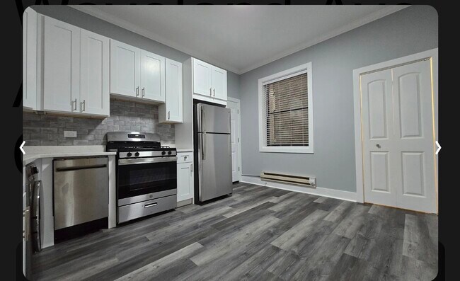 Building Photo - 923 W Waveland Ave