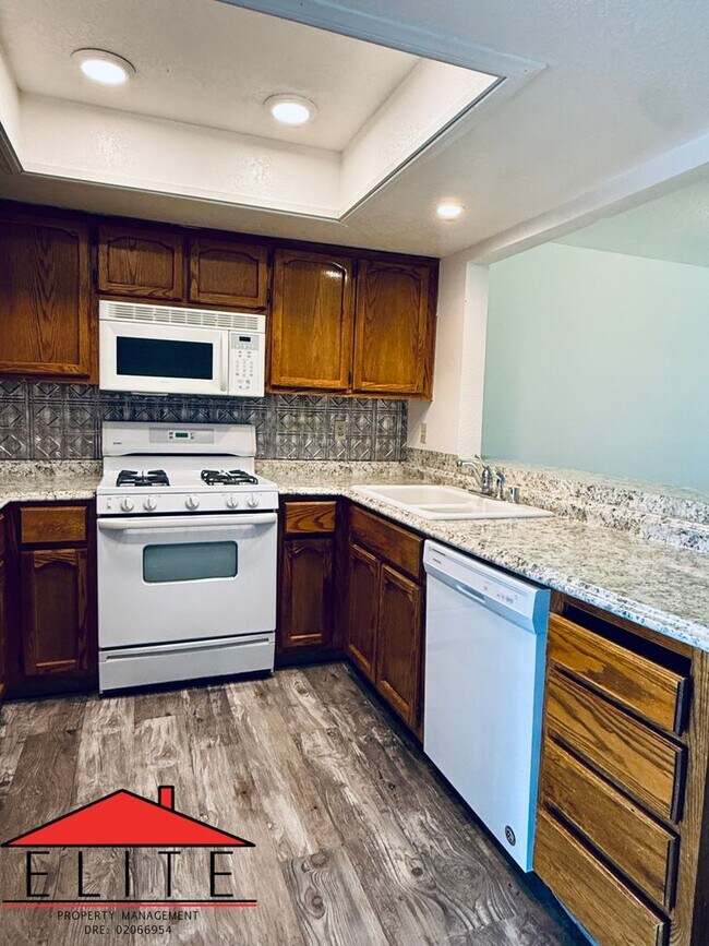 Building Photo - AVAILABLE NOW!!