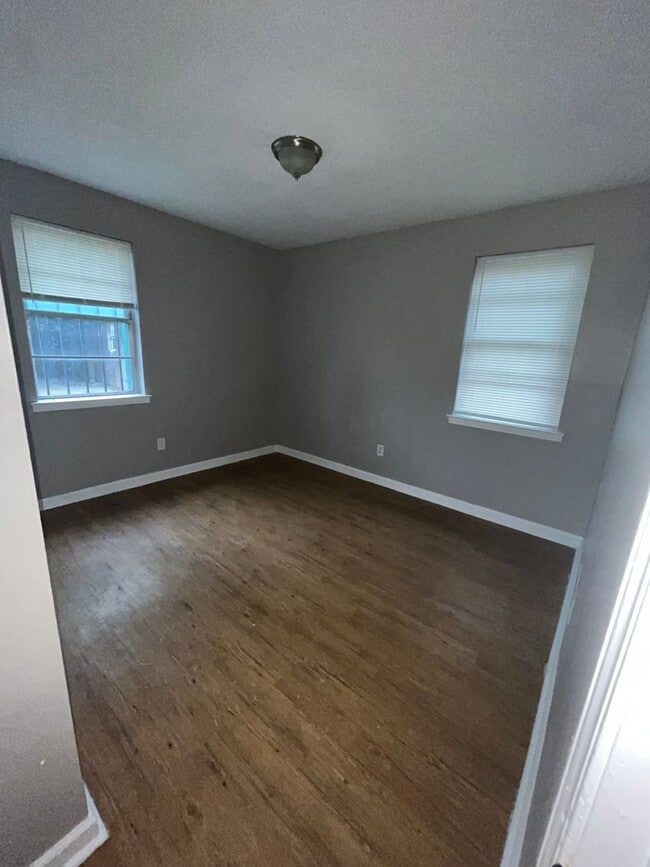 Building Photo - Renovated house in quite Neighborhood