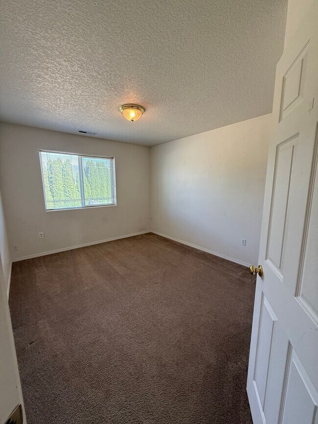 Building Photo - Spacious 4-Bedroom Rental Home in Prime Pa...