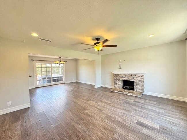 Building Photo - Beautiful 5B/2.5BA Home With Office Locate...