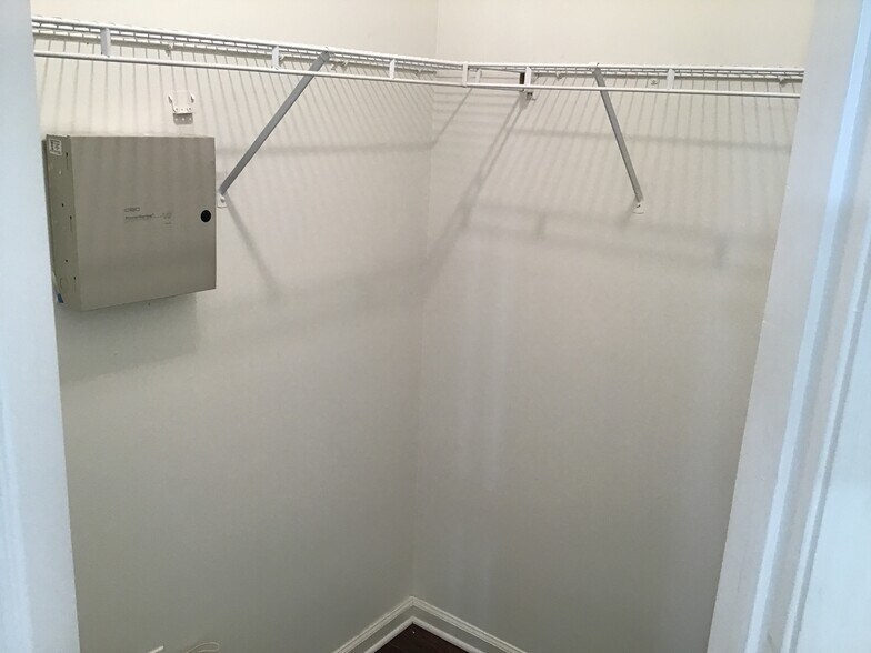 Building Photo - 2700 Darwin Ct