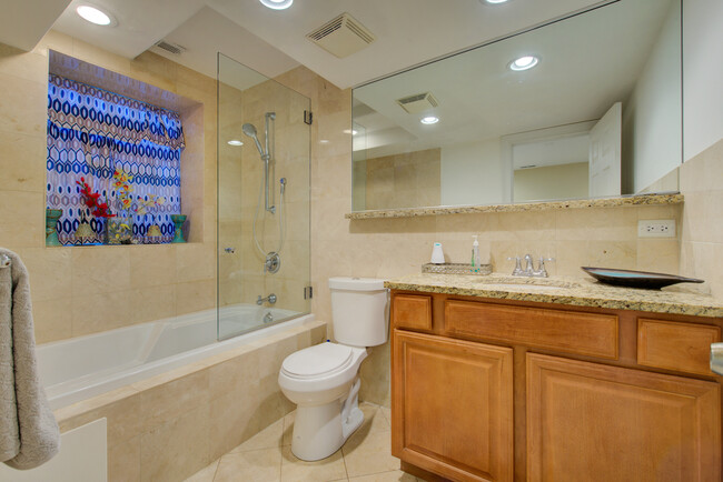 Building Photo - 5001 S King Dr