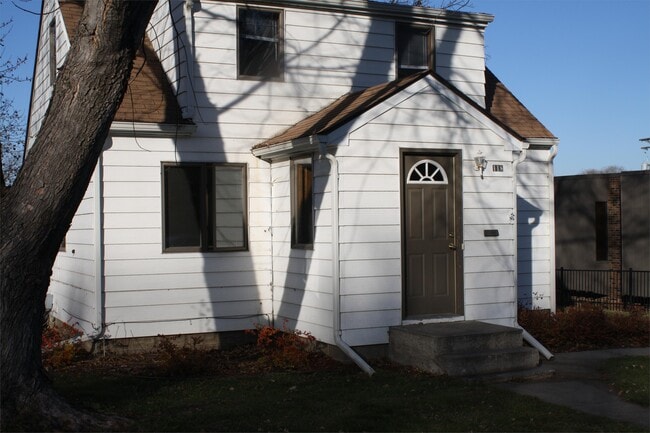 Building Photo - 118 6th St W