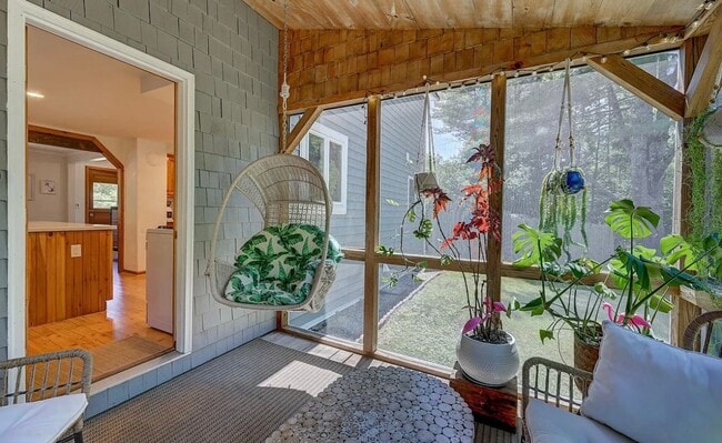 Building Photo - For Rent: Charming 3-Bedroom Home in Bartl...