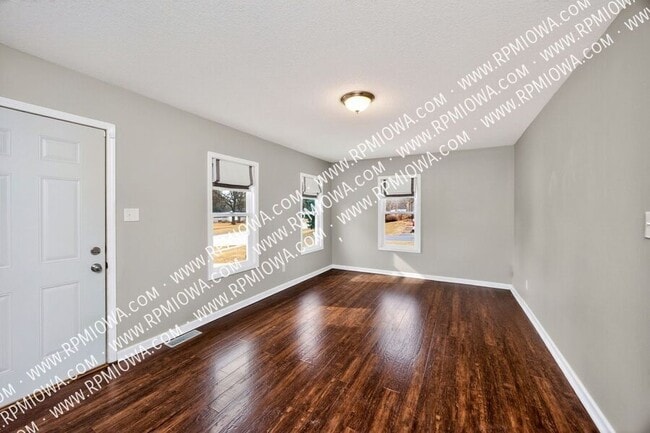 Building Photo - 6717 Roseland Dr