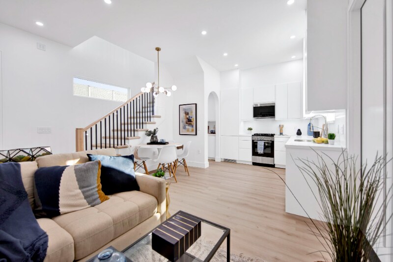 Building Photo - 2352 E Poppy St