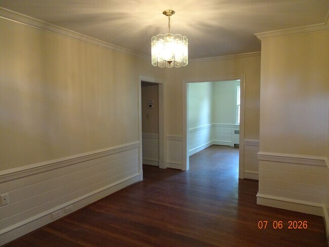 Building Photo - 3 bedrooms, 2 baths single family home