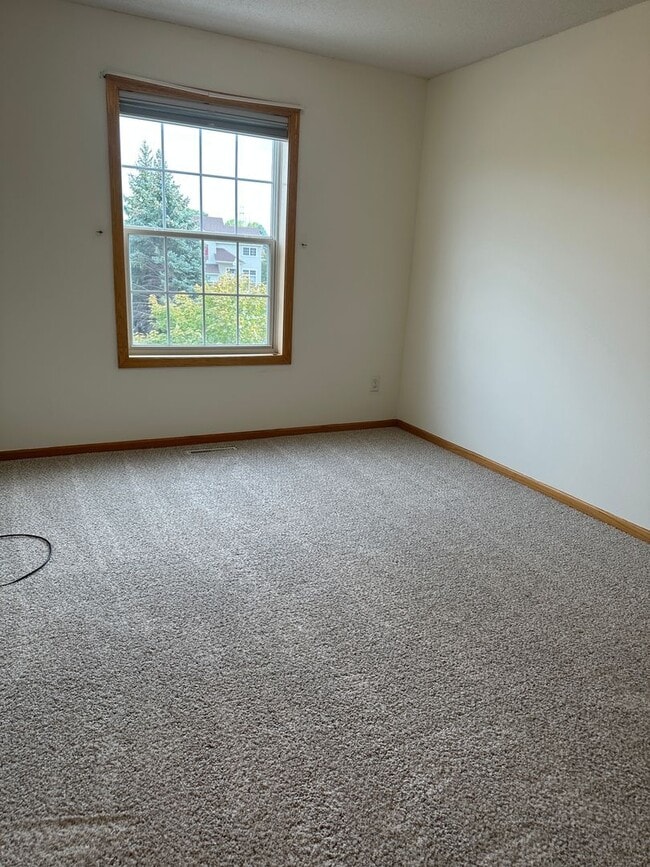 Building Photo - Spacious Single Family Home, Fireplace, 3....