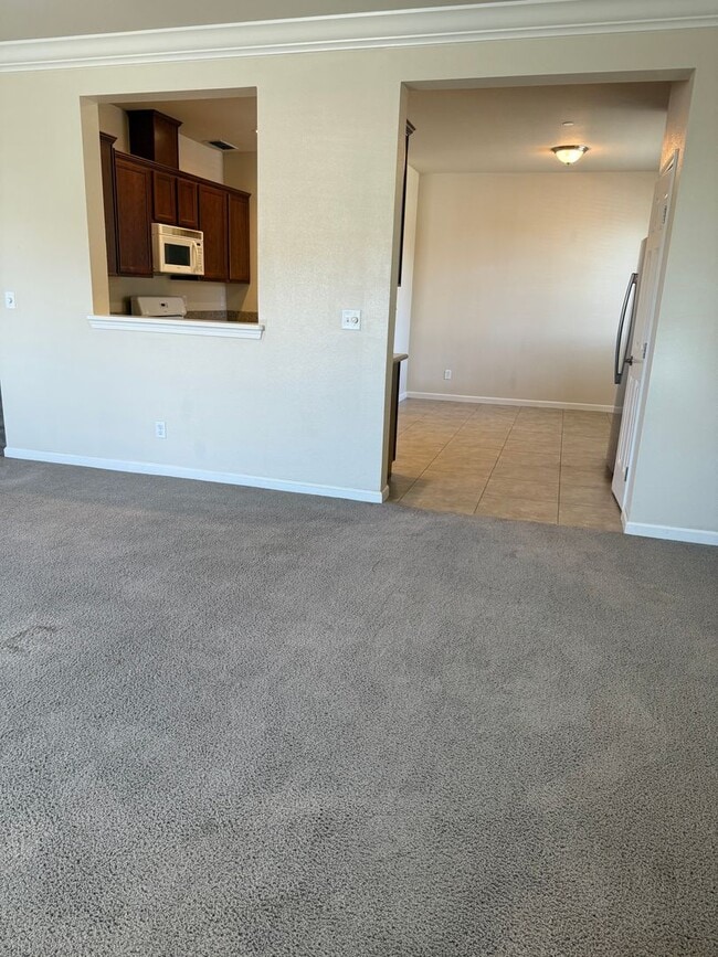 Building Photo - 3-bedroom, 2.5-bathroom townhouse located ...