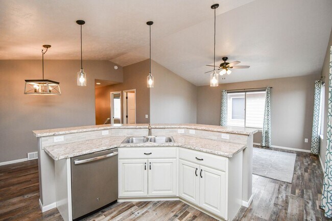 Building Photo - 5 Bedroom 3 Bathroom Single Family Home North Sioux Falls!