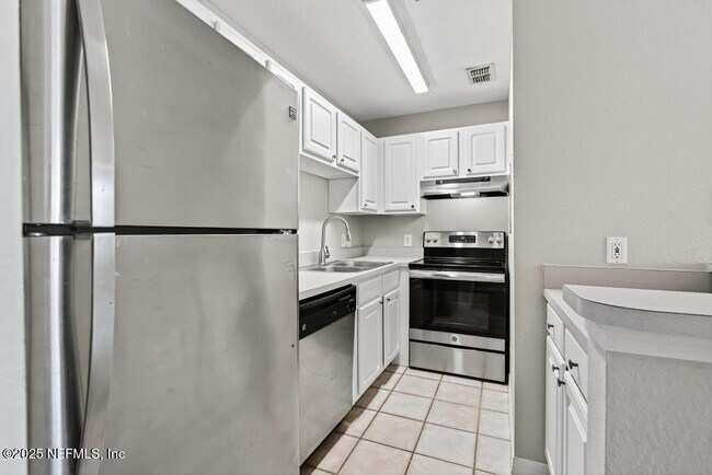 Building Photo - 13703 Richmond Park Dr N
