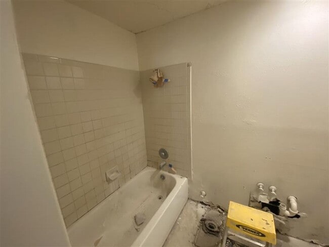 Building Photo - Cute 3/2 duplex with a garage