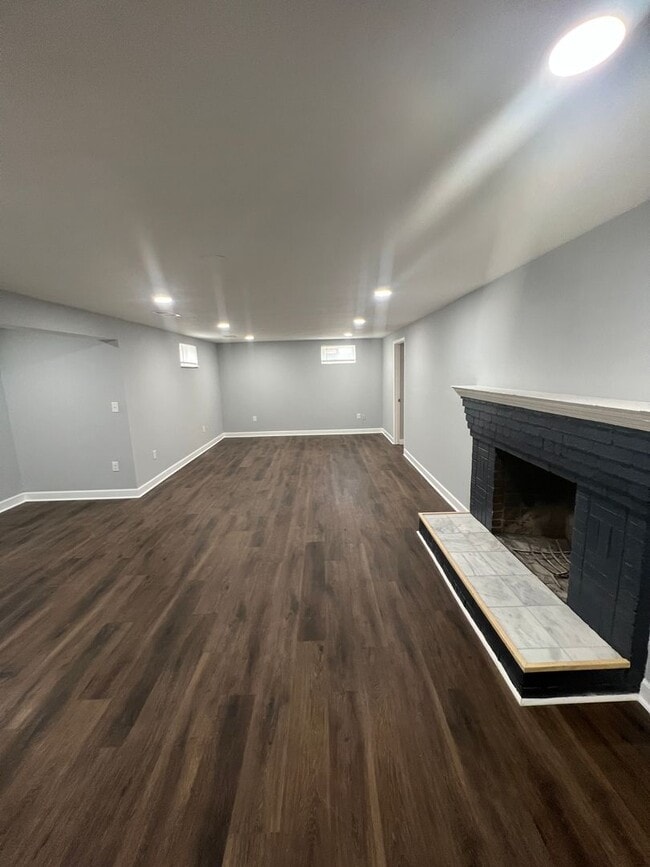 Building Photo - Amazing 6 Bedroom 2 Bathroom home with dual driveways