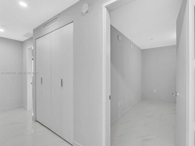 Building Photo - 700 NE 24th St