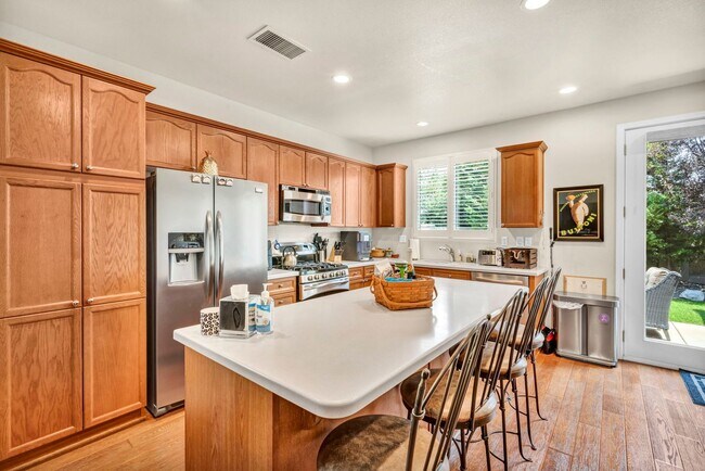 Building Photo - FULLY FURNISHED home with all utilities included and flexible lease options available.