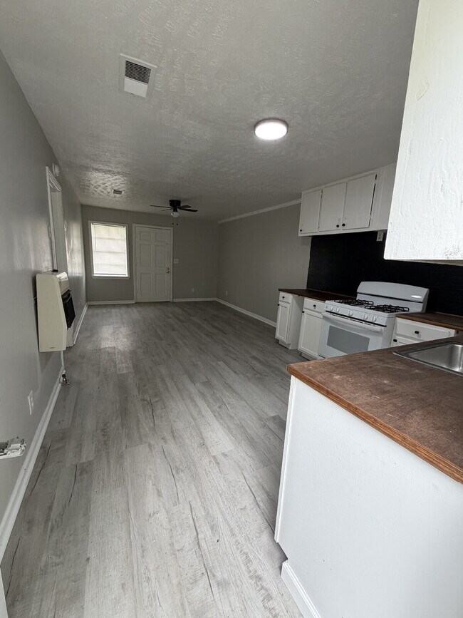 Building Photo - 2/1 in Pearl for $1075!