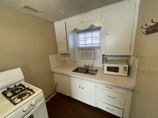 Building Photo - Cozy & Convenient Living in Tech Terrace!