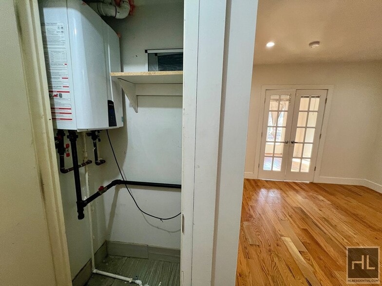 Building Photo - 2BR 1BA w/ Balcony & In Unit Laundry In Bushwick