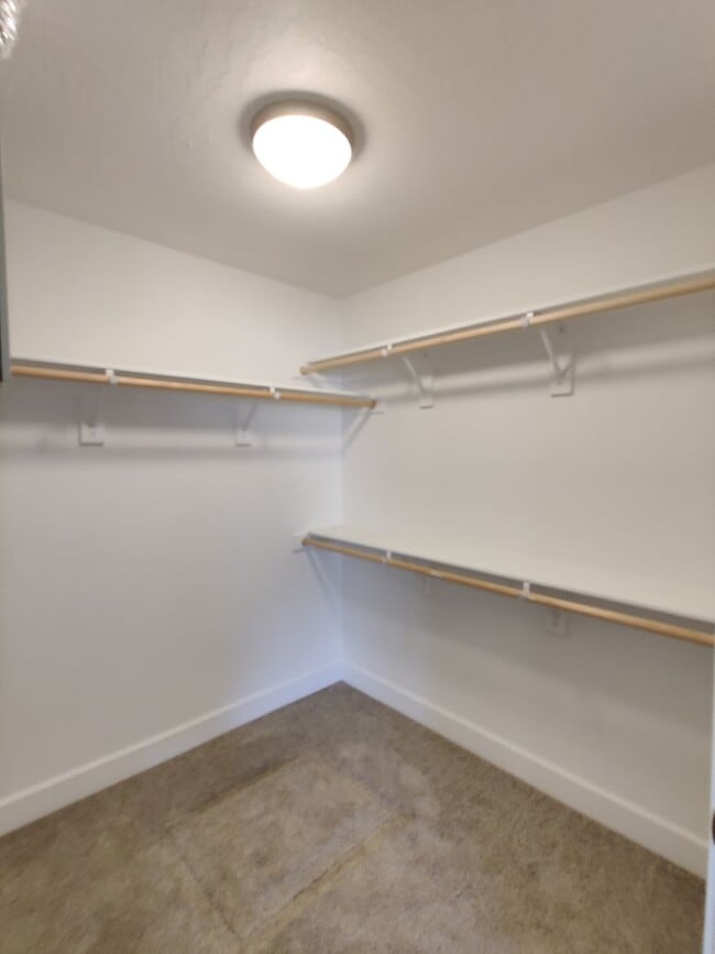 Building Photo - Stunning Newer Build in Benton City