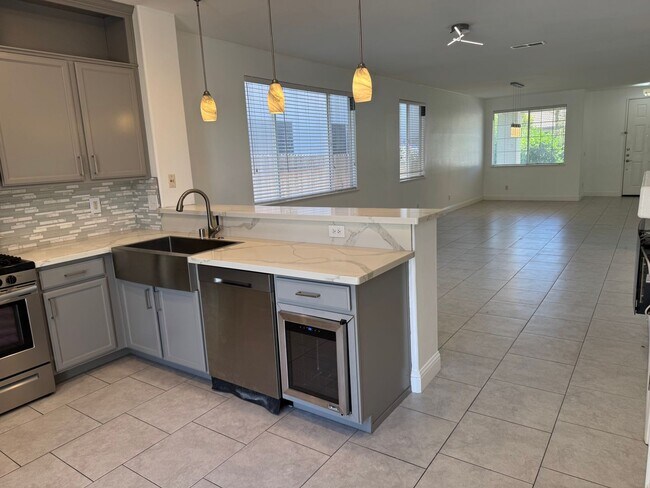Building Photo - Clean Updated 3 Bedroom 2 Bathroom 1527 Sq...