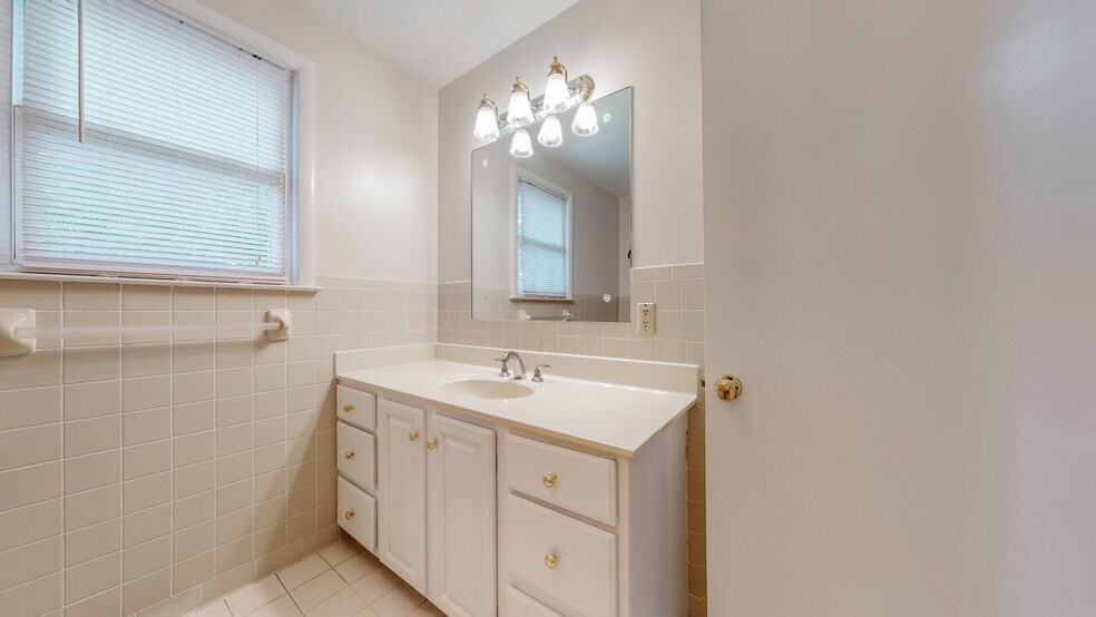 Large vanity - 203 Donelson Hills Dr
