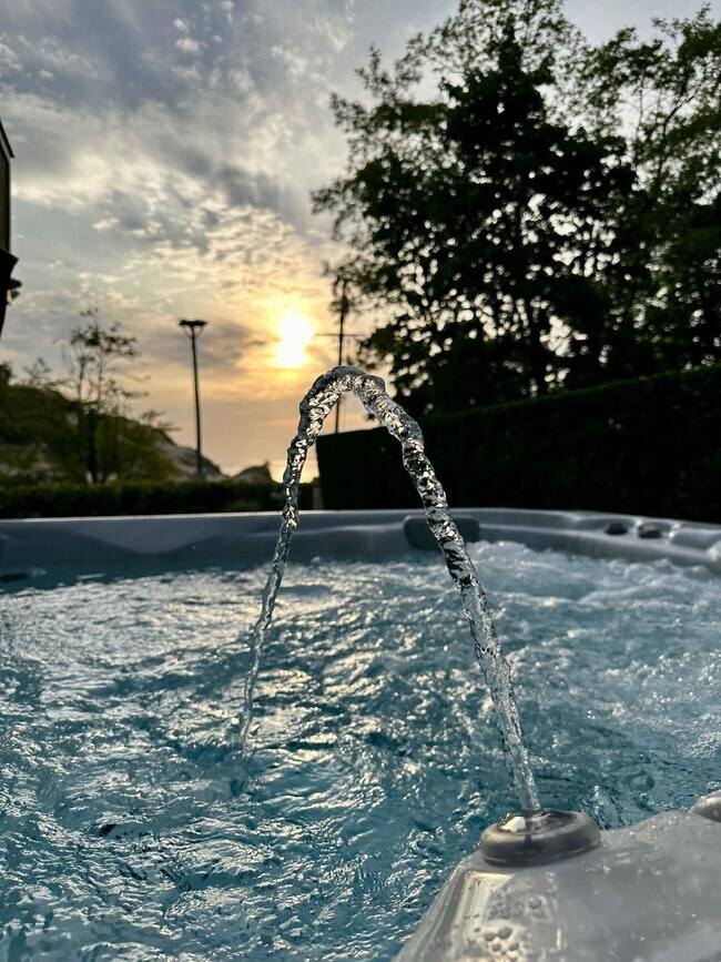 Building Photo - 2 Clifton Ave