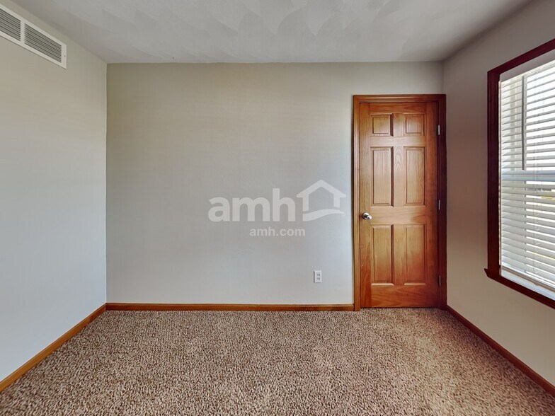 Building Photo - 3085 Warwickshire Dr
