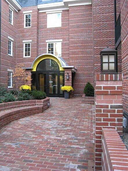 Building Photo - 155 Beacon St