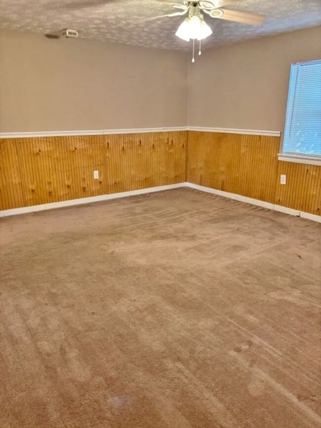 Building Photo - 3 Bedroom, 2 Bath home.