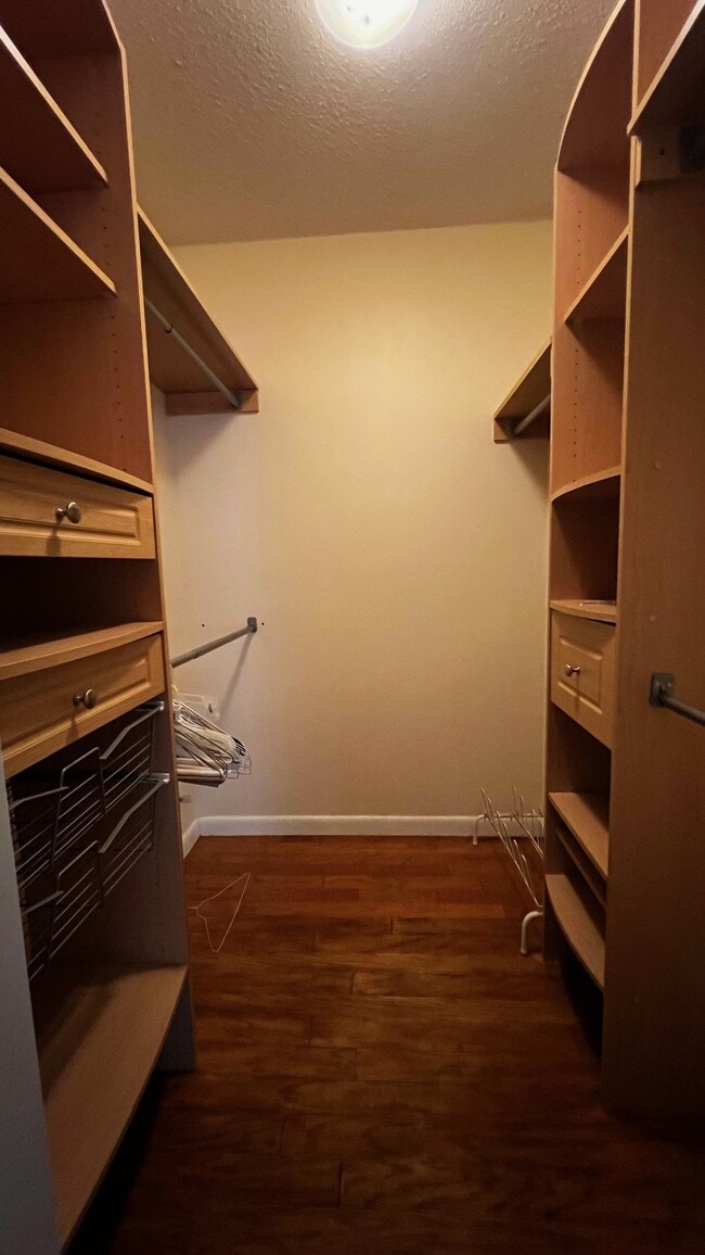 Building Photo - 905 Van Ave