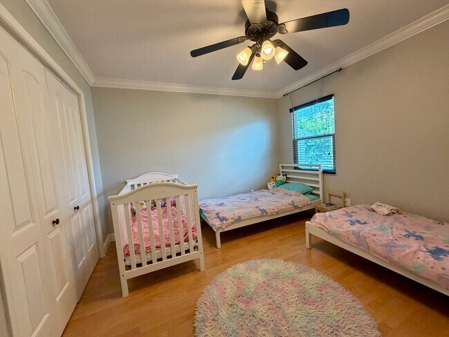 Building Photo - Updated 3 Bed 2.5 Bath Townhouse - SoHo / Hyde Park Area