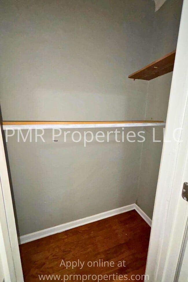Building Photo - 3 Bedrooms / 1 Bathroom House