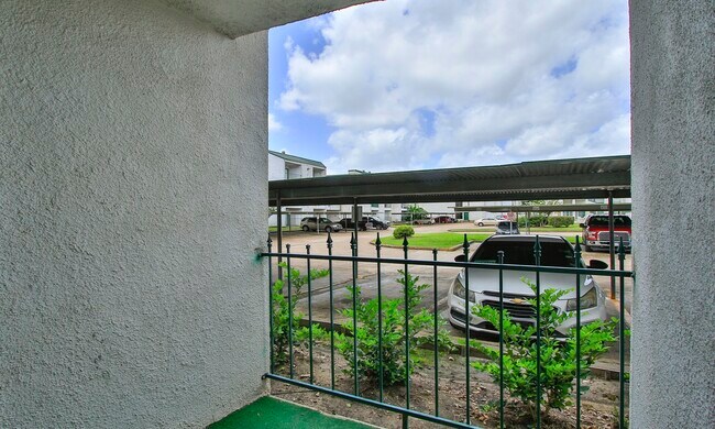 Building Photo - 2822 S Bartell Dr