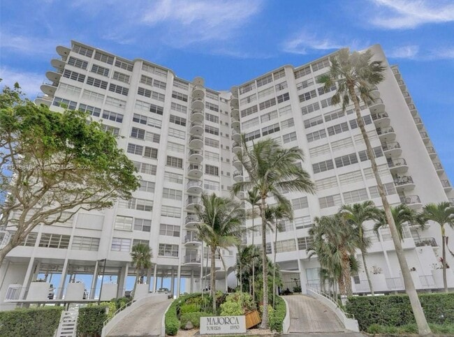 Building Photo - $2,900MONTHLY;11930 N BAYSHORE DR #601 NOR...