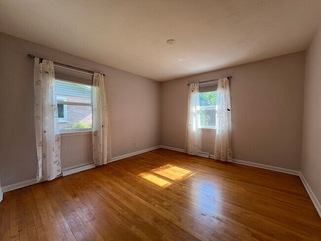 Building Photo - Charming 4BED/2 BATH Brick Ranch Home in L...