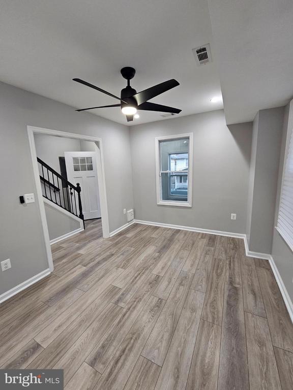 Building Photo - 909 45th Pl NE