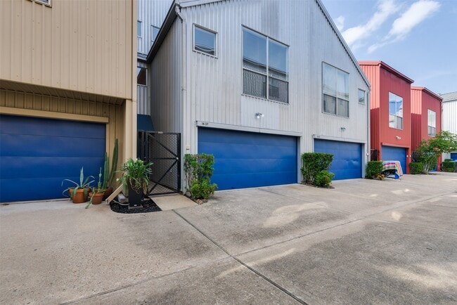 Building Photo - 1637 Tuam St