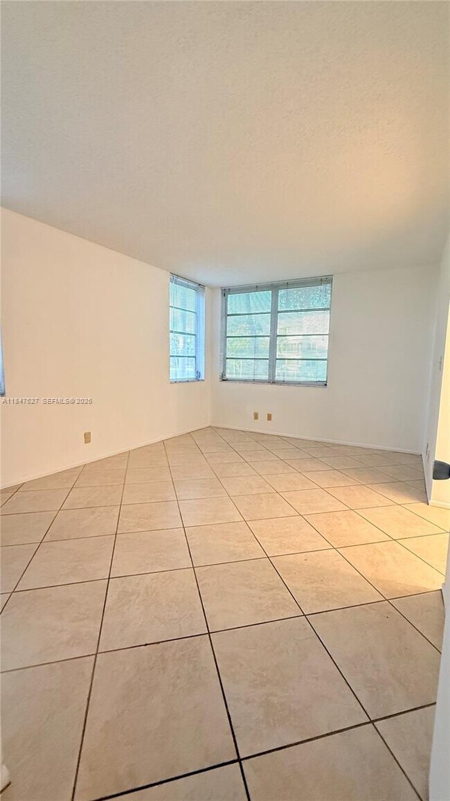 Building Photo - 1811 Sabal Palm Dr