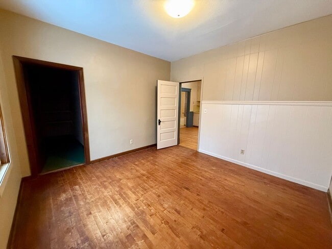 Building Photo - 909 S 6th Ave