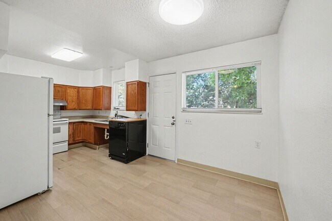 Building Photo - 598 S Eaton St