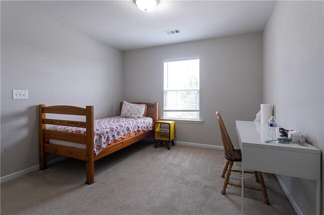 Building Photo - 302 Pebblestone Ln
